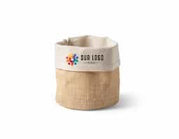 "Sacola multiuso fabricada em juta e algodão (260g/m²), combinando resistência e sustentabilidade. Versátil, pode ser usada como vaso para plantas, agregando um toque rústico e elegante à decoração, ou como bolsa de arrumação para organizar objetos com praticidade. Com dimensões de Ø180 x 130 mm, é compacta e funcional, sendo uma excelente opção para quem busca estilo e utilidade no dia a dia