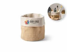 "Sacola multiuso fabricada em juta e algodão (260g/m²), combinando resistência e sustentabilidade. Versátil, pode ser usada como vaso para plantas, agregando um toque rústico e elegante à decoração, ou como bolsa de arrumação para organizar objetos com praticidade. Com dimensões de Ø180 x 130 mm, é compacta e funcional, sendo uma excelente opção para quem busca estilo e utilidade no dia a dia