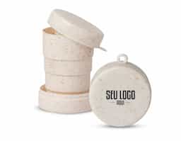 "Copo retrátil de 200ml feito em fibra de arroz, sustentável e compacto. Ideal para levar na bolsa ou mochila, perfeito para o dia a dia. Possui um prático porta comprimidos integrado, facilitando o transporte de medicamentos ou suplementos. Design moderno e ecológico, ideal para quem busca praticidade e consciência ambiental. Fácil de limpar, resistente e reutilizável. Uma escolha inteligente para sua rotina