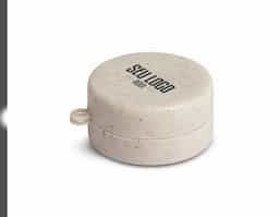 "Copo retrátil de 200ml feito em fibra de arroz, sustentável e compacto. Ideal para levar na bolsa ou mochila, perfeito para o dia a dia. Possui um prático porta comprimidos integrado, facilitando o transporte de medicamentos ou suplementos. Design moderno e ecológico, ideal para quem busca praticidade e consciência ambiental. Fácil de limpar, resistente e reutilizável. Uma escolha inteligente para sua rotina