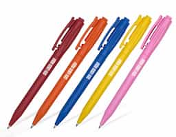 Caneta plástica translúcida com carga esferográfica azul, ideal para o dia a dia. Leve e resistente, possui acionamento por clique, garantindo praticidade e rapidez no uso. Seu design moderno e transparente permite visualizar o nível da tinta, proporcionando maior controle. Escrita macia e fluida, perfeita para anotações, estudos e trabalho. Disponível em diversas cores para combinar com seu estilo