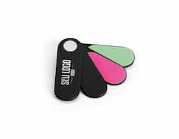 "Kit com 4 lixas para unhas, composto por 2 lixas abrasivas e 2 lixas polidoras, ideal para um cuidado completo. Compacto e portátil, mede 22 x 65 x 17 mm, perfeito para levar na bolsa ou nécessaire. Garante unhas bem-cuidadas a qualquer momento, proporcionando acabamento profissional. Ideal para uso pessoal ou como brinde promocional. Praticidade e eficiência para sua rotina de beleza!