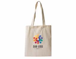 Sacola ecológica de algodão com alças de costura invertida, resistente e ideal para o dia a dia. Perfeita para compras, passeios e eventos, oferece durabilidade e estilo sustentável. Seu design reforçado garante maior resistência ao peso, proporcionando praticidade e conforto no transporte. Reutilizável e personalizada, é uma excelente opção de brinde ecológico, incentivando um consumo mais consciente.