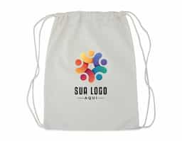 Mochila saco tamanho G, confeccionada em algodão resistente e sustentável. Leve e prática, é ideal para o dia a dia, academia, passeios e eventos. Possui cordões reforçados que garantem fechamento seguro e conforto ao transportar. Seu design versátil permite personalização, tornando-a uma excelente opção de brinde promocional ou acessório funcional. Reutilizável e ecológica, combina estilo e praticidade.