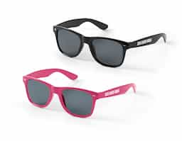 Óculos de sol em PC com lentes de categoria 3 e proteção UV400, proporcionando alta proteção contra os raios solares. Em conformidade com as normas EN ISO 12312-1, garante segurança e qualidade para o uso diário. Leve, resistente e confortável, é ideal para diversas ocasiões, combinando estilo e funcionalidade. Perfeito para quem busca um acessório moderno e eficiente para a proteção ocular.