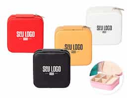 Porta-joias de couro sintético com revestimento aveludado. Cada compartimento interno é pensado para guardar anéis, brincos, pulseiras e colares com elegância e organização.