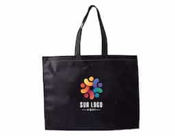 Sacola de TNT com costura termo selada, resistente e leve, ideal para o dia a dia. Seu material reutilizável e ecológico contribui para a redução do uso de plásticos, tornando-a uma excelente opção sustentável. Perfeita para eventos, feiras e compras, possui design versátil e pode ser personalizada. Prática e durável, oferece excelente custo-benefício para quem busca funcionalidade e consciência ambiental