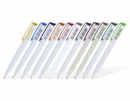 Caneta plástica com carga esferográfica azul, ideal para uma escrita suave e contínua. Seu acionamento por clique proporciona praticidade e rapidez no uso diário. Leve e ergonômica, garante conforto ao escrever, sendo perfeita para anotações, estudos e trabalho. Com design moderno e funcional, é uma excelente opção para uso pessoal ou como brinde promocional, unindo estilo, durabilidade e eficiência