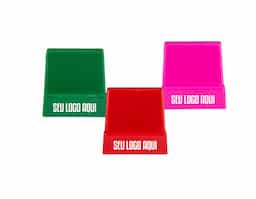 Assista a vídeos e participe de reuniões com mais praticidade, sem precisar segurar o celular. Feito em plástico resistente, esse suporte é a solução perfeita para quem precisa manter as mãos livres. Basta um apoio plano para utilizá-lo, tornando o dia a dia mais fácil.