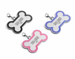 Este chaveiro em formato de osso é decorado com linha colorida ao redor, oferecendo um toque personalizado. É uma opção prática e charmosa para identificar o seu animal de estimação, além de ser fácil de prender à coleira, garantindo mais segurança e estilo para o dia a dia do seu pet.