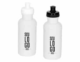 Squeeze de 500ml feito em plástico resistente, ideal para hidratação no dia a dia ou em atividades físicas. Possui detalhe em relevo na parte superior para melhor pegada e tampa de bico em plástico com rosqueamento seguro. Leve, prático e funcional.