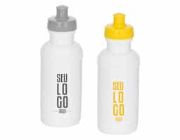 Squeeze de 500ml feito em plástico resistente, ideal para hidratação no dia a dia ou em atividades físicas. Possui detalhe em relevo na parte superior para melhor pegada e tampa de bico em plástico com rosqueamento seguro. Leve, prático e funcional.
