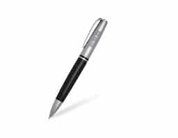 Caneta metálica com elegante detalhe em couro sintético, ideal para quem busca sofisticação na escrita. Possui carga esferográfica azul e acionamento por rotação. Design refinado, confortável e durável, perfeita para uso profissional ou para presentear.