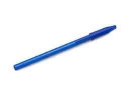 Caneta plástica com tampa, leve e prática para o dia a dia. Possui carga esferográfica azul, proporcionando escrita suave e contínua. Ideal para uso escolar, profissional ou pessoal.