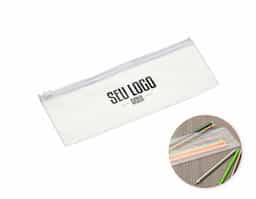Estojo plástico modelo Zip Zap com sistema de abertura e fechamento prático: basta deslizar o suporte branco para os lados. Compacto, resistente e funcional, ideal para organizar lápis, canetas e outros itens escolares ou de escritório.