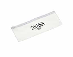 Estojo plástico modelo Zip Zap com sistema de abertura e fechamento prático: basta deslizar o suporte branco para os lados. Compacto, resistente e funcional, ideal para organizar lápis, canetas e outros itens escolares ou de escritório.