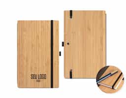 Caderno de bolso de capa e contracapa em placa de bambu e lombada em poliéster 100% reciclado (100% rPET). O interior contém 80 folhas lisas com papel reciclado, suporte para esferográfica (não inclusa) e elástico para fecho do caderno. A cor e o resultado da impressão nos materiais naturais pode variar entre produtos. 90 x 140 mm