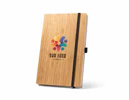 Caderno de bolso de capa e contracapa em placa de bambu e lombada em poliéster 100% reciclado (100% rPET). O interior contém 80 folhas lisas com papel reciclado, suporte para esferográfica (não inclusa) e elástico para fecho do caderno. A cor e o resultado da impressão nos materiais naturais pode variar entre produtos. 90 x 140 mm