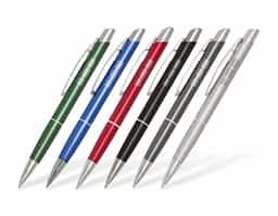 Caneta metálica com acionamento por clique, equipada com carga esferográfica azul. Design elegante e funcional, ideal para escrita suave e precisa no dia a dia.