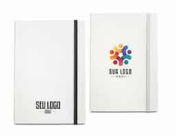 Caderno A5 de capa dura, fabricado a partir de embalagens de leite recicladas, contribuindo para o reaproveitamento do cartão e alumínio. Possui 80 folhas pautadas em papel reciclado, na cor marfim, além de fita separadora e elástico para fechamento, oferecendo praticidade e sustentabilidade.