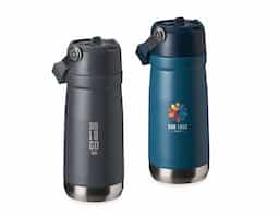 Garrafa térmica em inox com parede dupla e 550ml de capacidade. Possui tampa com alça para transporte, bico flip prático e canudo interno. Ideal para manter bebidas na temperatura ideal.