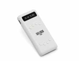Carregador power bank de 10.000mAh com lanternas e múltiplas saídas. Fabricado em plástico com display integrado, este power bank vem equipado com quatro cabos de carregamento, eliminando a necessidade de transportar cabos extras. Compatível com entradas V8, Tipo-C, Lightning e USB, ele oferece praticidade absoluta. Para um transporte conveniente e seguro, o power bank possui ventosas para fixação do celular e uma capacidade real de 6.000mAh para manter os dispositivos sempre carregados.. Acompanha cabo USB-V8.