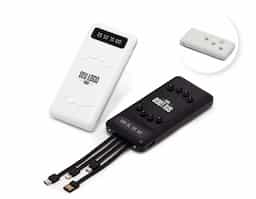 Carregador power bank de 10.000mAh com lanternas e múltiplas saídas. Fabricado em plástico com display integrado, este power bank vem equipado com quatro cabos de carregamento, eliminando a necessidade de transportar cabos extras. Compatível com entradas V8, Tipo-C, Lightning e USB, ele oferece praticidade absoluta. Para um transporte conveniente e seguro, o power bank possui ventosas para fixação do celular e uma capacidade real de 6.000mAh para manter os dispositivos sempre carregados.. Acompanha cabo USB-V8.