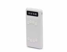 Carregador power bank de 10.000mAh com lanternas e múltiplas saídas. Fabricado em plástico com display integrado, este power bank vem equipado com quatro cabos de carregamento, eliminando a necessidade de transportar cabos extras. Compatível com entradas V8, Tipo-C, Lightning e USB, ele oferece praticidade absoluta. Para um transporte conveniente e seguro, o power bank possui ventosas para fixação do celular e uma capacidade real de 6.000mAh para manter os dispositivos sempre carregados.. Acompanha cabo USB-V8.