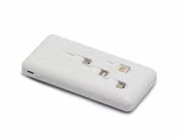 Carregador power bank de 10.000mAh com lanternas e múltiplas saídas. Fabricado em plástico com display integrado, este power bank vem equipado com quatro cabos de carregamento, eliminando a necessidade de transportar cabos extras. Compatível com entradas V8, Tipo-C, Lightning e USB, ele oferece praticidade absoluta. Para um transporte conveniente e seguro, o power bank possui ventosas para fixação do celular e uma capacidade real de 6.000mAh para manter os dispositivos sempre carregados.. Acompanha cabo USB-V8.