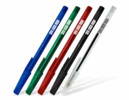 Caneta plástica com design moderno e tampa protetora. Possui carga esferográfica azul de escrita suave e duradoura. Ideal para o dia a dia, brindes e uso corporativo.