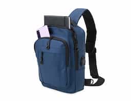 Mochila de ombro 7L em couro sintético, resistente à água, com 4 compartimentos, bolso para tablet, entrada USB e alça refletiva. Estilo casual e organização para o dia a dia!  