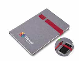 Caderno para anotações em material sintético com capa dura. Com 80 folhas pautadas. Não acompanha caneta.