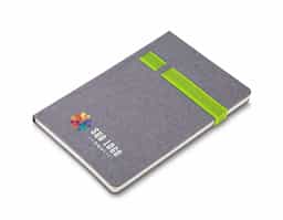 Caderno para anotações em material sintético com capa dura. Com 80 folhas pautadas. Não acompanha caneta.