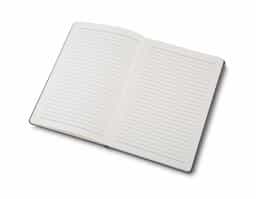 Caderno para anotações em material sintético com capa dura. Com 80 folhas pautadas. Não acompanha caneta.