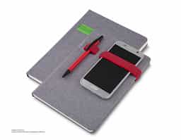Caderno para anotações em material sintético com capa dura. Com 80 folhas pautadas. Não acompanha caneta.