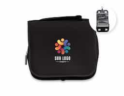  A bolsa de higiene pessoal para viagens é a escolha perfeita para quem busca praticidade e organização. Feita em tecido Oxford resistente à agua, ela é fácil de limpar. Com um design funcional, possui compartimentos amplos que acomodam itens essenciais, desde acessórios de maquiagem, como pincéis à cremes e escovas de dente. Além de contar com um gancho prático para pendurar e manter tudo ao seu alcance. Compacta, mas com muito espaço, esta nécessaire combina estilo moderno e praticidade.