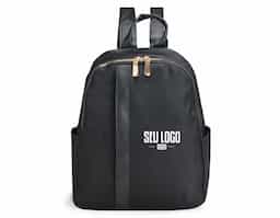 Mochila feminina de 9L, compacta e sofisticada, ideal para uso casual ou profissional. Feita em Oxford resistente à água, possui 3 compartimentos, incluindo bolso antifurto, internos e laterais. Alças ajustáveis e alça de mão em couro sintético completam o design elegante e funcional.