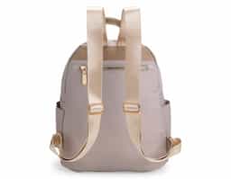 Mochila feminina de 9L, compacta e sofisticada, ideal para uso casual ou profissional. Feita em Oxford resistente à água, possui 3 compartimentos, incluindo bolso antifurto, internos e laterais. Alças ajustáveis e alça de mão em couro sintético completam o design elegante e funcional.