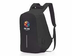 Mochila anti-furto de poliéster. Pensando na segurança do usuário foi confeccionado o compartimento principal na área traseira, impossibilitando a abertura do produto mesmo com a mochila na costa do usuário. Possui dispositivo com entrada USB na parte externa com cabo USB acoplado internamente; permitindo a conexão de um carregador portátil na área interna e a conexão de um eletrônico na área externa, viabilizando a carga e utilização do eletrônico enquanto caminha. Área interna do compartimento principal: bolso para notebook de 15,6 polegadas, bolso para tablet, quatro bolsos para acessórios, possui nas laterais internas sistema de velcro, maximizando a segurança da mochila. Parte frontal com faixa refletiva, alças para as costas ajustáveis revestidas com espuma para um maior conforto sendo uma delas com bolso de zíper, alça para mãos e alça horizontal para encaixe em malas de viagem.