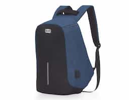 Mochila anti-furto de poliéster. Pensando na segurança do usuário foi confeccionado o compartimento principal na área traseira, impossibilitando a abertura do produto mesmo com a mochila na costa do usuário. Possui dispositivo com entrada USB na parte externa com cabo USB acoplado internamente; permitindo a conexão de um carregador portátil na área interna e a conexão de um eletrônico na área externa, viabilizando a carga e utilização do eletrônico enquanto caminha. Área interna do compartimento principal: bolso para notebook de 15,6 polegadas, bolso para tablet, quatro bolsos para acessórios, possui nas laterais internas sistema de velcro, maximizando a segurança da mochila. Parte frontal com faixa refletiva, alças para as costas ajustáveis revestidas com espuma para um maior conforto sendo uma delas com bolso de zíper, alça para mãos e alça horizontal para encaixe em malas de viagem.