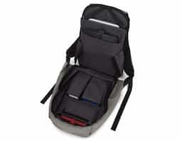 Mochila anti-furto de poliéster. Pensando na segurança do usuário foi confeccionado o compartimento principal na área traseira, impossibilitando a abertura do produto mesmo com a mochila na costa do usuário. Possui dispositivo com entrada USB na parte externa com cabo USB acoplado internamente; permitindo a conexão de um carregador portátil na área interna e a conexão de um eletrônico na área externa, viabilizando a carga e utilização do eletrônico enquanto caminha. Área interna do compartimento principal: bolso para notebook de 15,6 polegadas, bolso para tablet, quatro bolsos para acessórios, possui nas laterais internas sistema de velcro, maximizando a segurança da mochila. Parte frontal com faixa refletiva, alças para as costas ajustáveis revestidas com espuma para um maior conforto sendo uma delas com bolso de zíper, alça para mãos e alça horizontal para encaixe em malas de viagem.