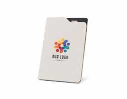 Caderno A5 com capa dura em tecido poliéster 100% reciclado (rPET). Contém 80 folhas pautadas em papel reciclado cor marfim, fita separadora e suporte para esferográfica no topo.