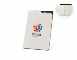 Caderno A5 com capa dura em tecido poliéster 100% reciclado (rPET). Contém 80 folhas pautadas em papel reciclado cor marfim, fita separadora e suporte para esferográfica no topo.