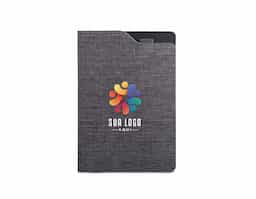 Caderno A5 com capa dura em tecido poliéster 100% reciclado (rPET). Contém 80 folhas pautadas em papel reciclado cor marfim, fita separadora e suporte para esferográfica no topo.