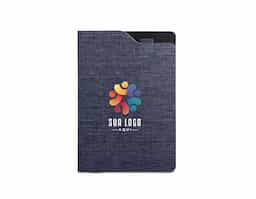 Caderno A5 com capa dura em tecido poliéster 100% reciclado (rPET). Contém 80 folhas pautadas em papel reciclado cor marfim, fita separadora e suporte para esferográfica no topo.
