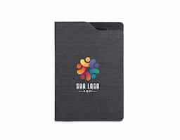 Caderno A5 com capa dura em tecido poliéster 100% reciclado (rPET). Contém 80 folhas pautadas em papel reciclado cor marfim, fita separadora e suporte para esferográfica no topo.