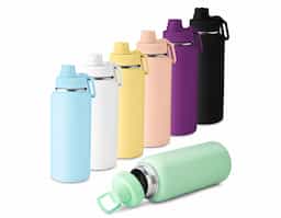 Garrafa térmica em aço inox com parede dupla isolada a vácuo com capacidade de 960ml. Alça plástica em formato de mosquetão para transporte, bico rosqueável para fácil acesso e tampa rosqueável com anel de silicone,  com pintura a pó.
