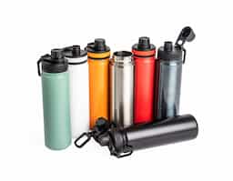 Garrafa térmica em inox com capacidade de 650ml, possui parede dupla que auxilia na conservação da temperatura. Acompanha tampa plástica rosqueável com bocal integrado e alça acoplada para facilitar o transporte. Ideal para uso diário.