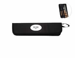 Kit churrasco com faca 8", garfo e pegador em inox com cabo de madeira. Acompanha estojo com alça e plaquinha metálica adesiva personalizável. Prático, rústico e elegante!