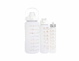 Kit com 3 garrafas plásticas, sendo um squeeze galão com capacidade de 2 litros, squeeze 750ml e garrafa 300ml. Squeeze 2L com alça para transporte e suporte para celular, botão de acionamento e tampa de proteção para o bocal; squeeze 750ml com botão de acionamento, trava de segurança e tampa protetora para o bico de silicone; garrafa 300ml com tampa de alumínio e alça de nylon para transporte. Acompanham dois canudos e acessórios de extensão de canudo.